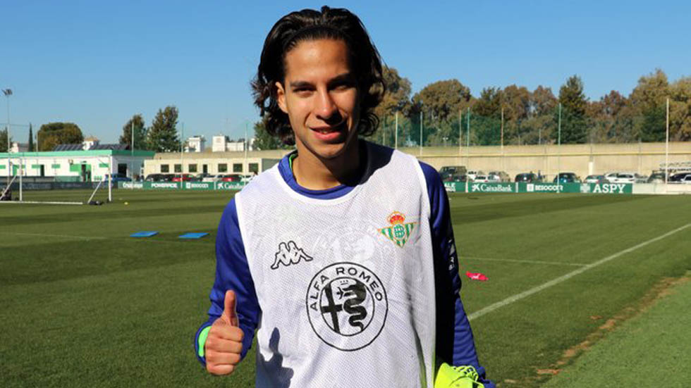 Real Betis presenta al mexicano Diego Lainez