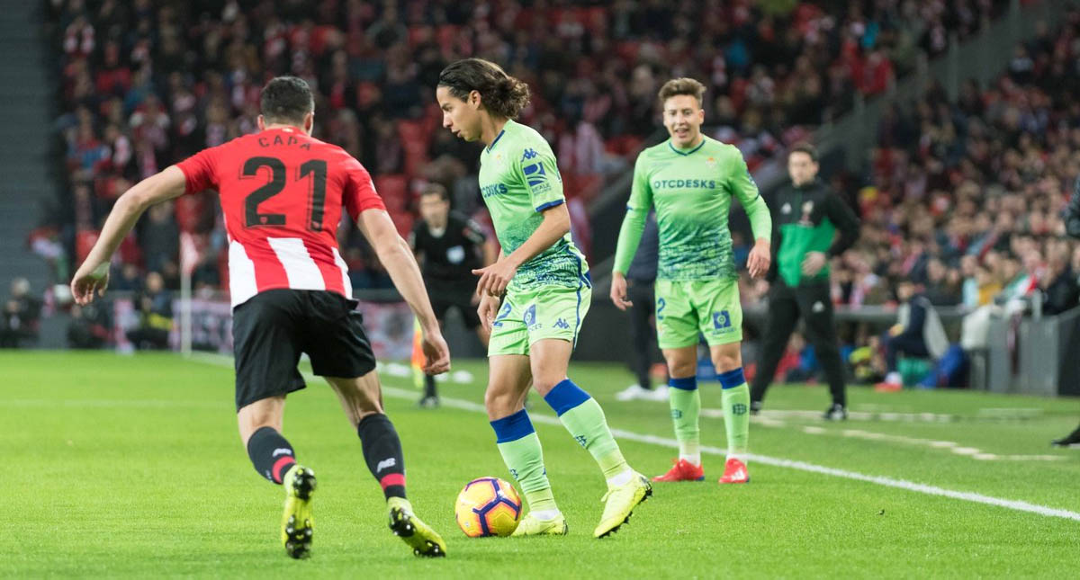 Técnico del Betis se queja de las faltas hechas a Lainez
