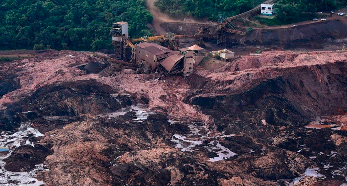 Asciende a 65 muertos rompimiento de dique en Brasil