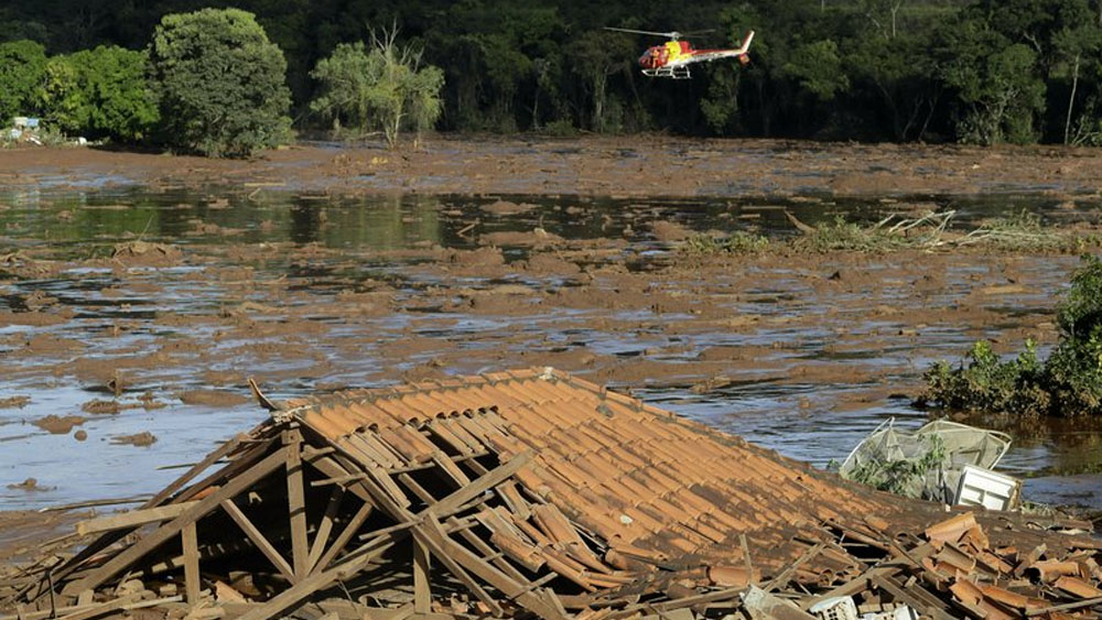 Detienen a cinco ingenieros por ruptura de dique en Brasil - dique-presa-brasil