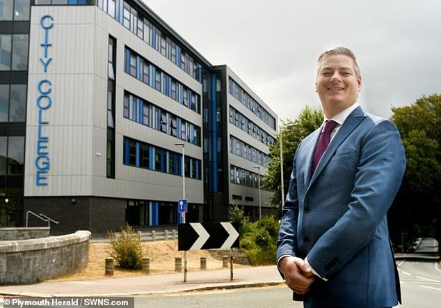 Hallan muerto a exdirector de universidad a pocos días de ser despedido - director