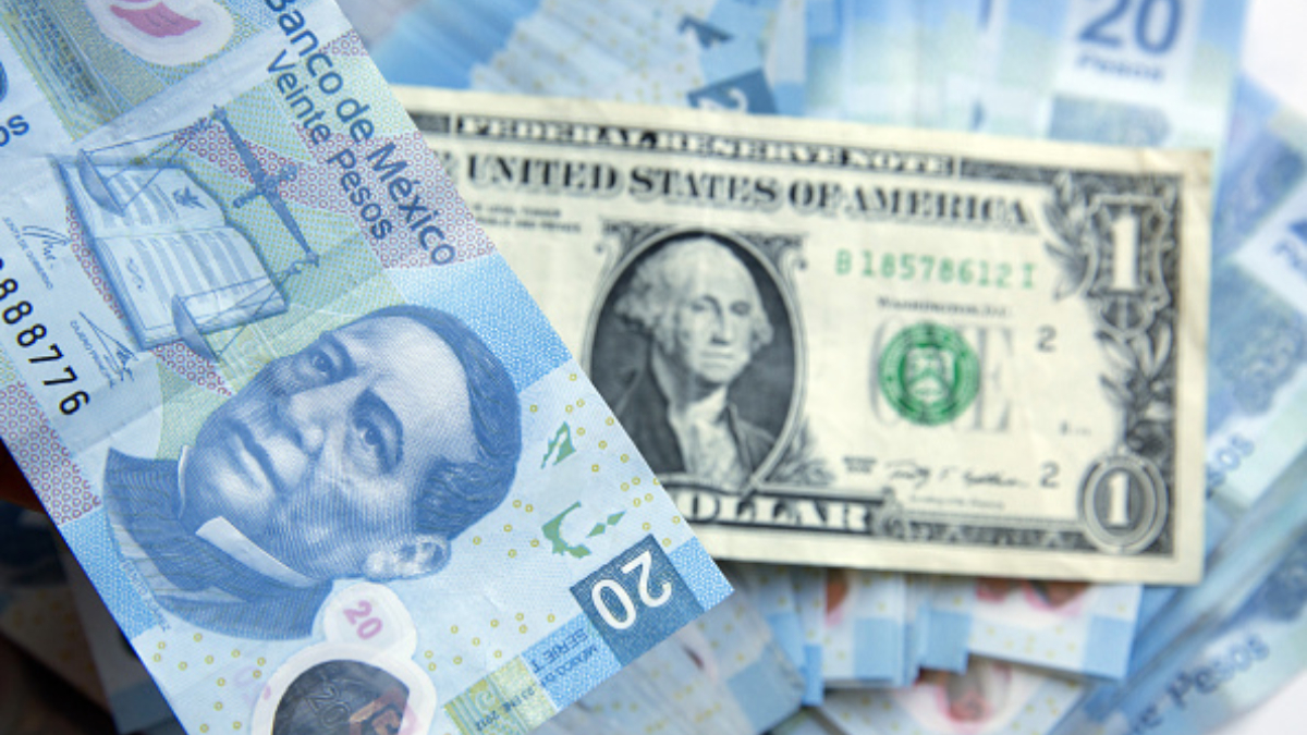 Dólar abre jornada con retroceso de 12 centavos