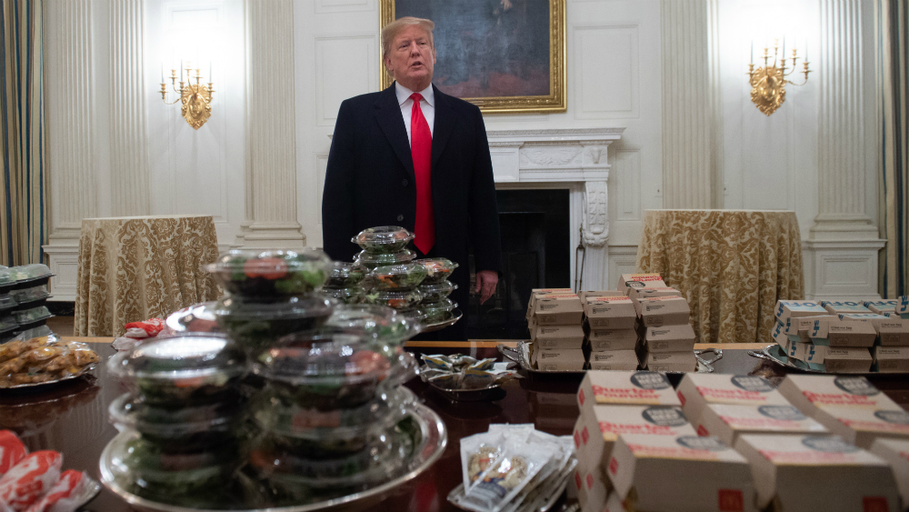 Trump pide y paga comida rápida en la Casa Blanca debido al cierre del gobierno