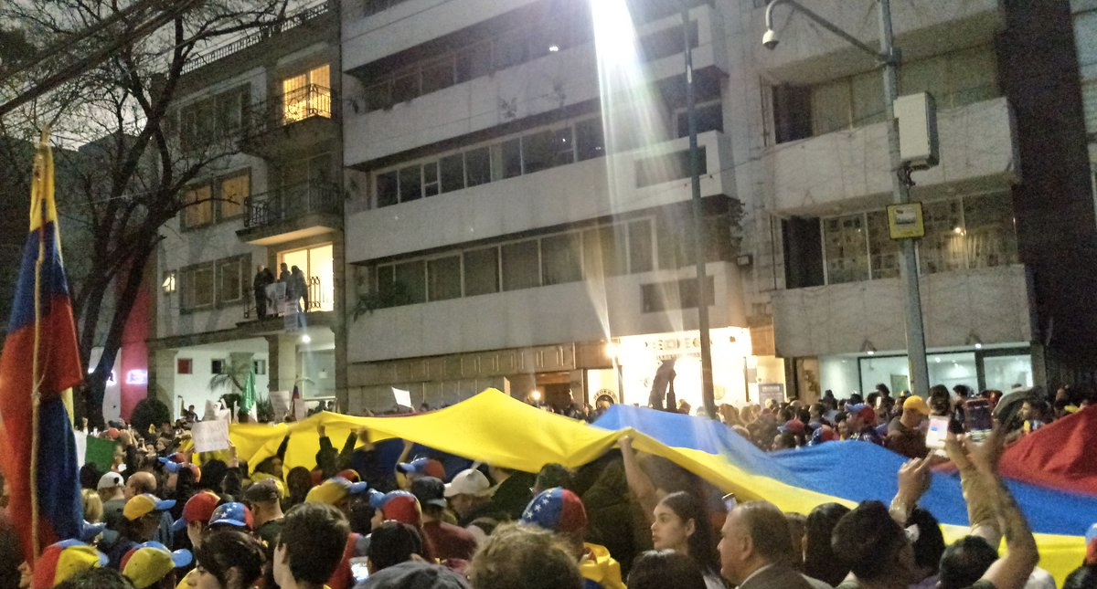 Cientos de venezolanos se manifiestan en embajada de Venezuela en México
