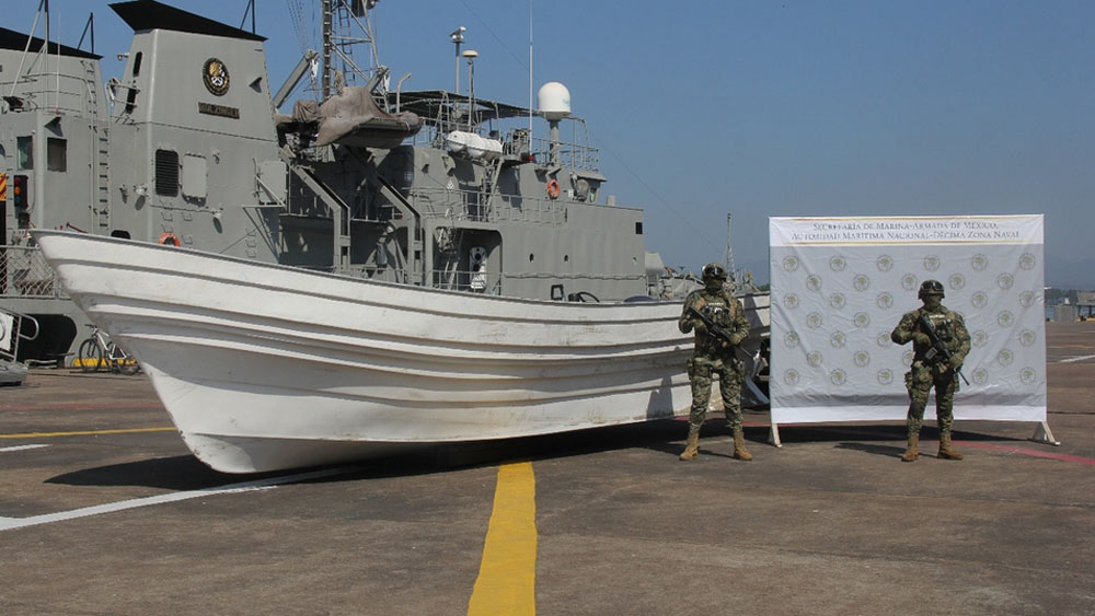 Hallan embarcación con media tonelada de cocaína en Michoacán