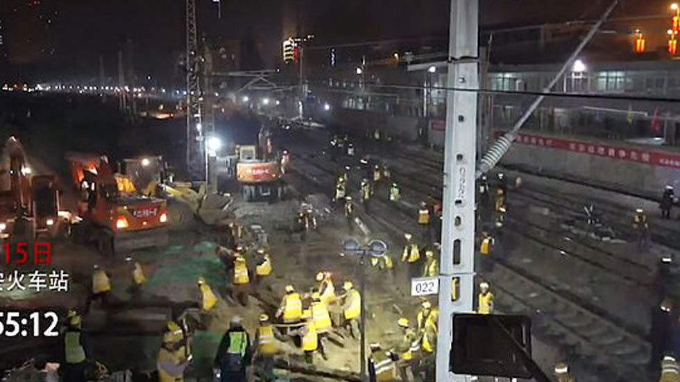 #VIDEO Reemplazan vías de tren en una sola noche en China