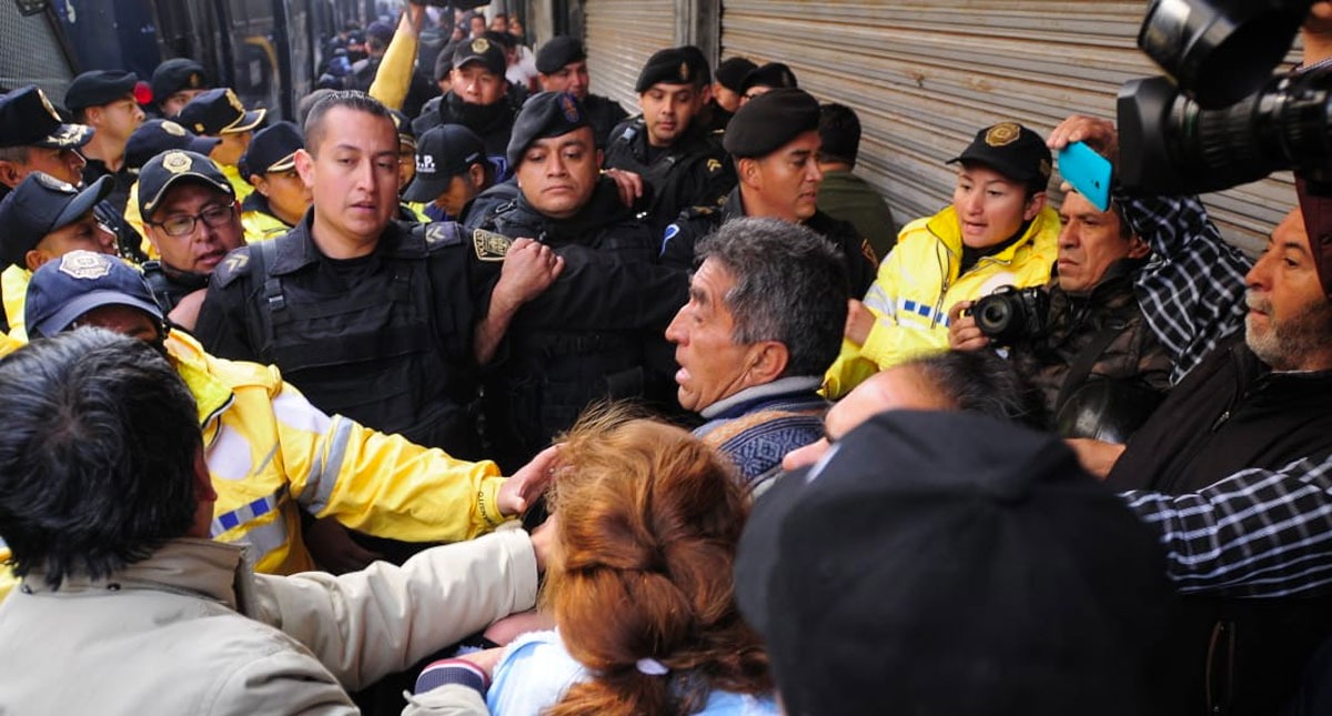 Manifestantes se enfrentan a policías afuera de la SCJN