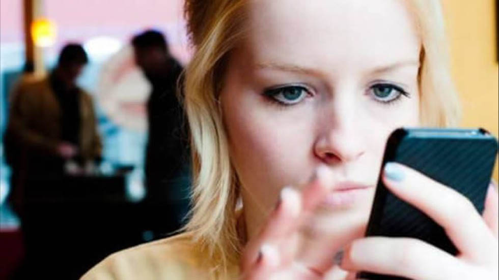 Advierten que celulares pueden causar estrabismo