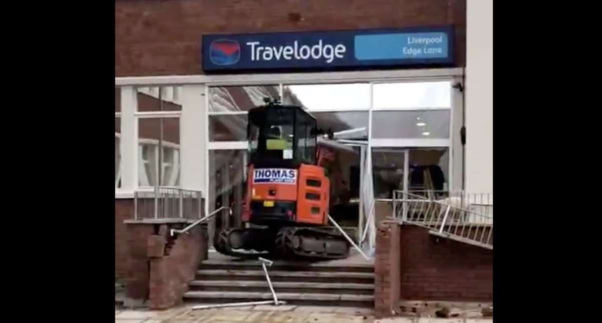 #Video Trabajador destruye recepción de hotel por no recibir su pago