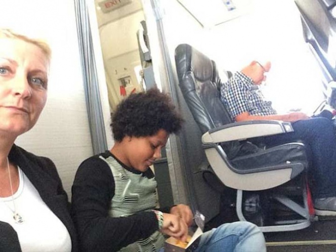Obligan a familia a viajar sentada en el suelo de un avión - familia-sentada-suelo-avion