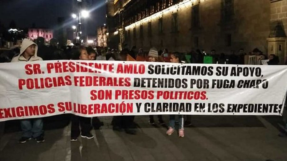 Protestan familiares de policías detenidos tras fuga de El Chapo