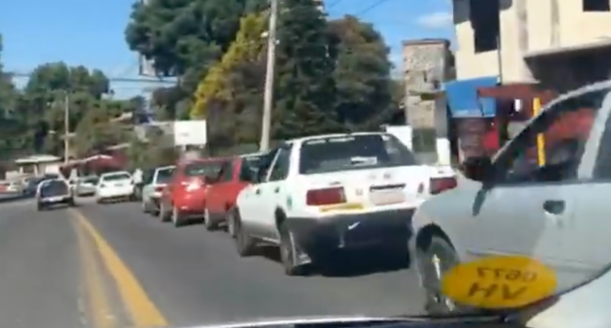 Largas filas para cargar gasolina en Valle de Bravo