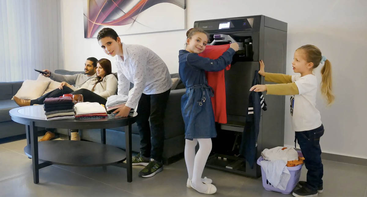 La máquina que dobla, plancha y perfuma la ropa en segundos