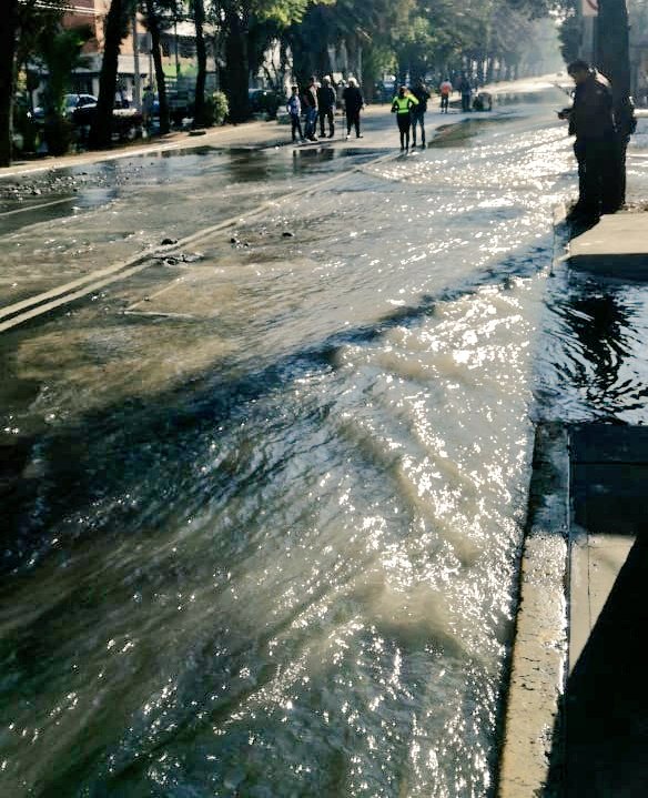 Cierran Eje 3 Norte por fuga de agua - fuga-de-agua-angel-albino-corzo