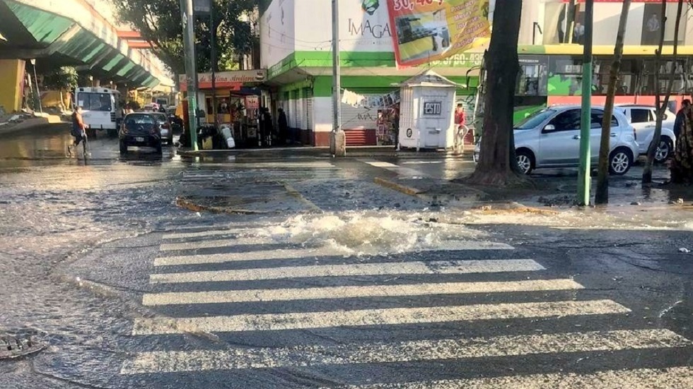 Cierran Eje 3 Norte por fuga de agua