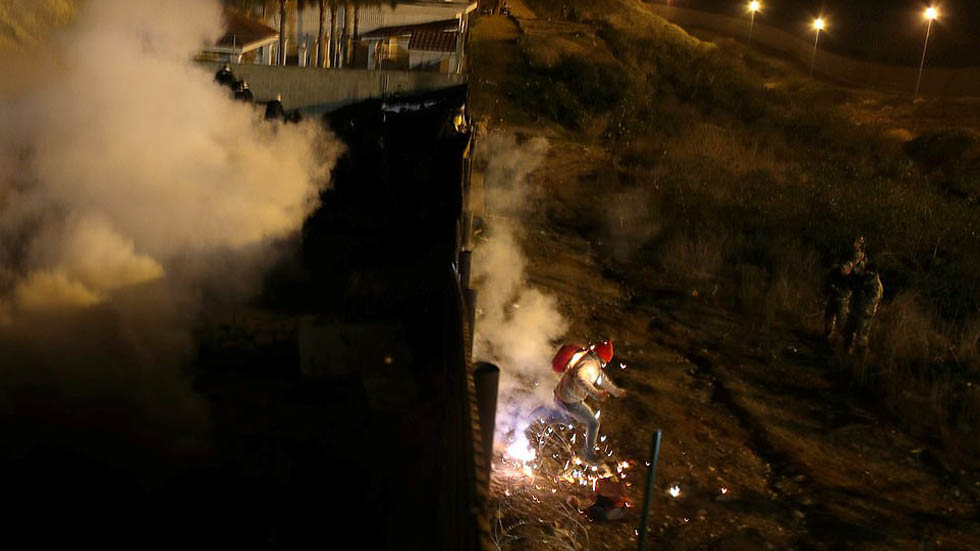 SRE pide a EE.UU. indagar uso de gas lacrimógeno contra indocumentados
