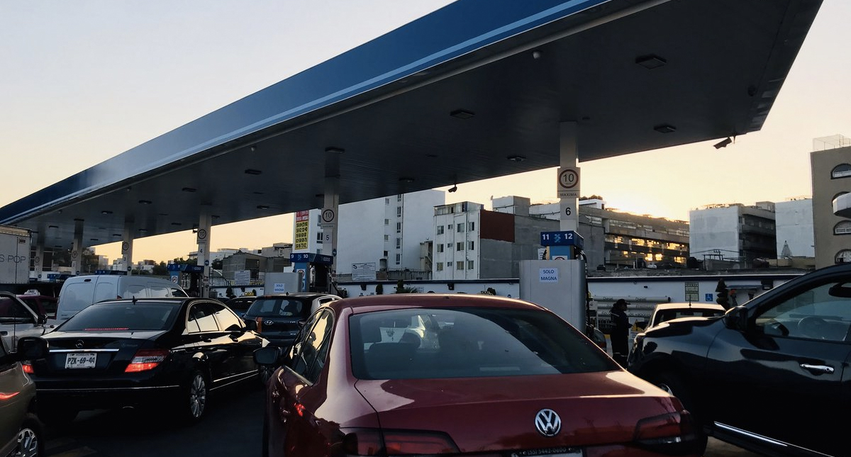 Reabastecen gasolineras de la Ciudad de México y continúan las filas