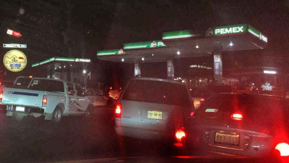 Usuarios duermen en sus coches para cargar gasolina en Morelia