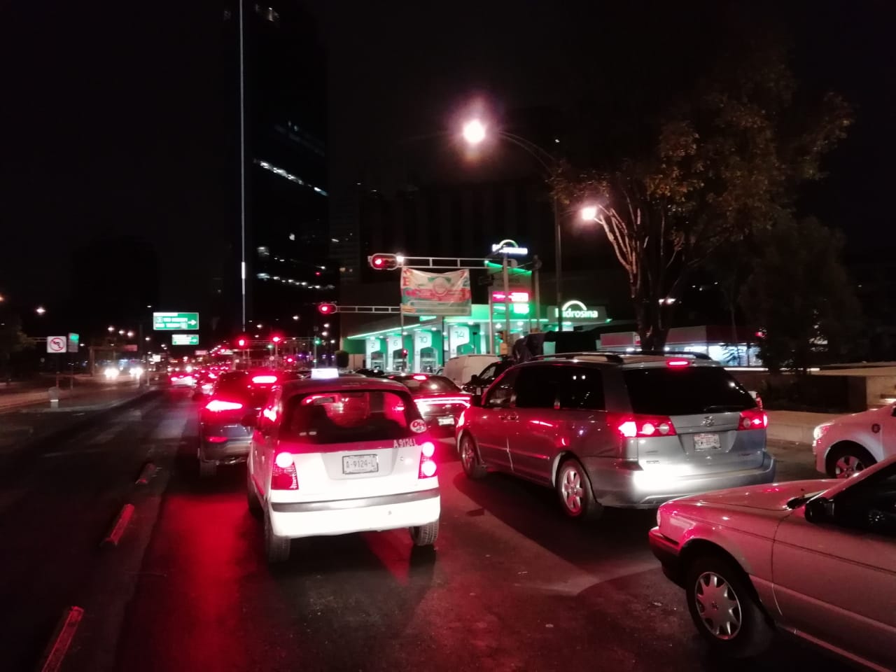 Continúan las compras de pánico en gasolineras del Valle de México - gasolina-reforma-insurgentes