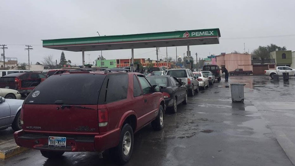 Duermen en sus coches para cargar gasolina en Matamoros