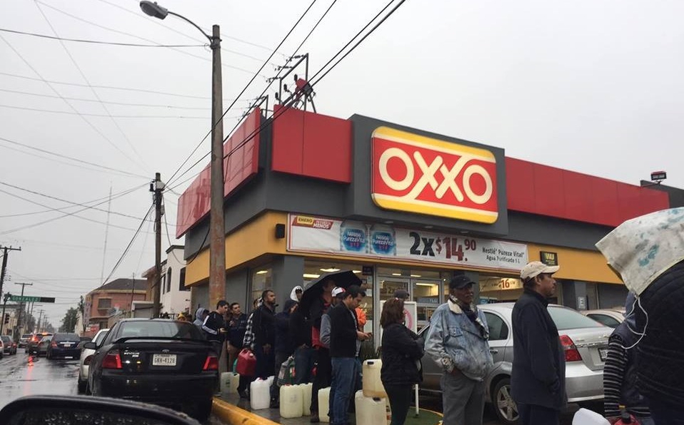 Duermen en sus coches para cargar gasolina en Matamoros - gasolineras-matamoros1