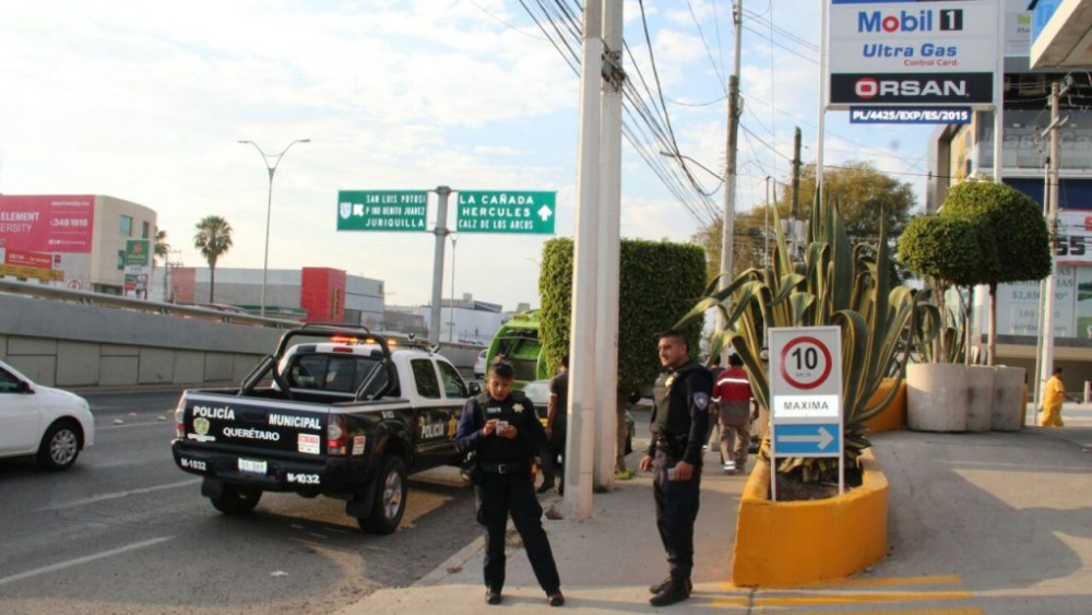 Policías vigilan gasolineras en Querétaro por desabasto de combustible