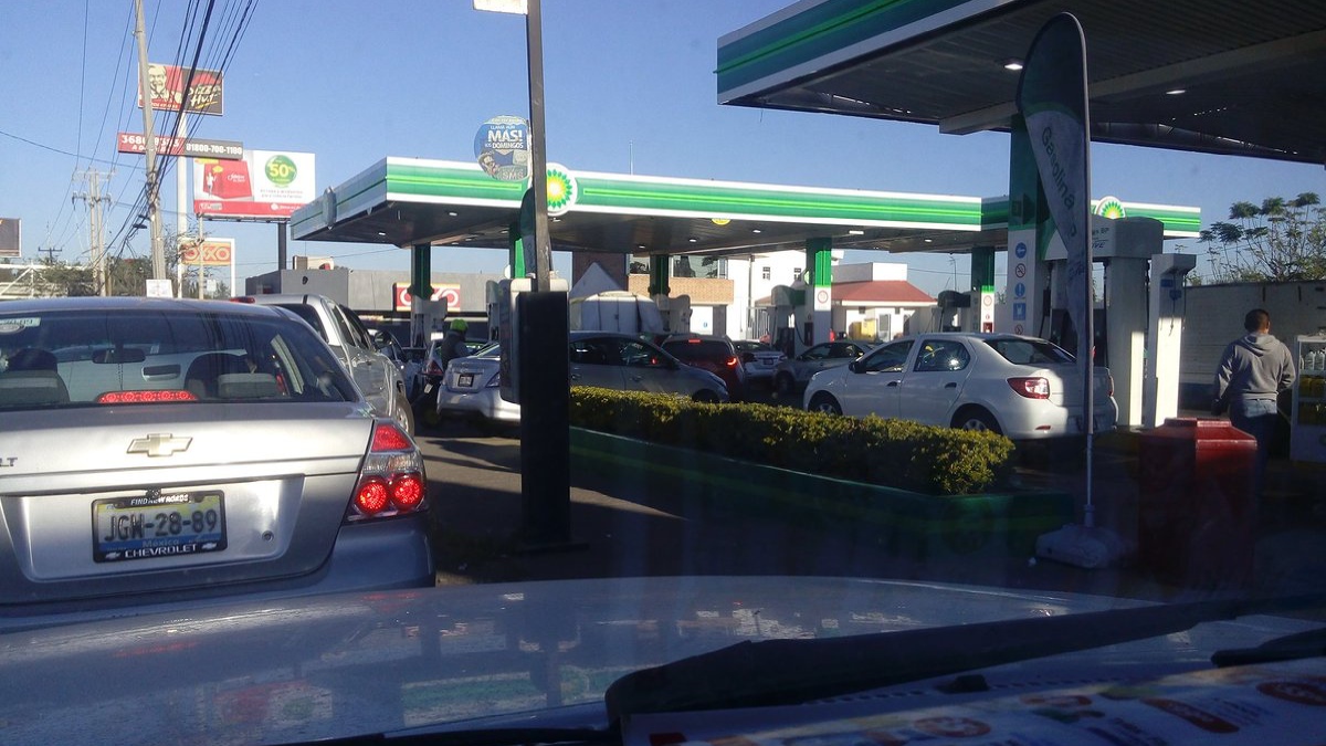 Largas filas y desabasto en gasolineras del Valle de México