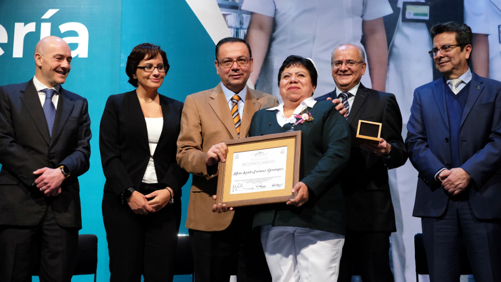 Premia IMSS a 2 mil 549 enfermeras y enfermeros