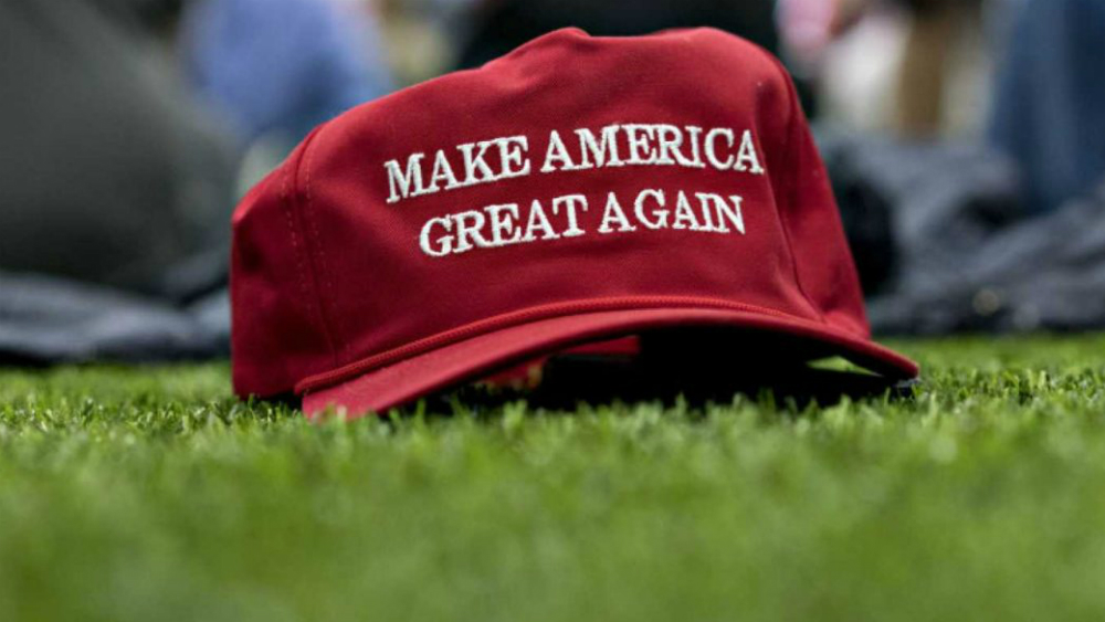Restaurante prohíbe usar gorra pro-Trump “Make America Great Again”