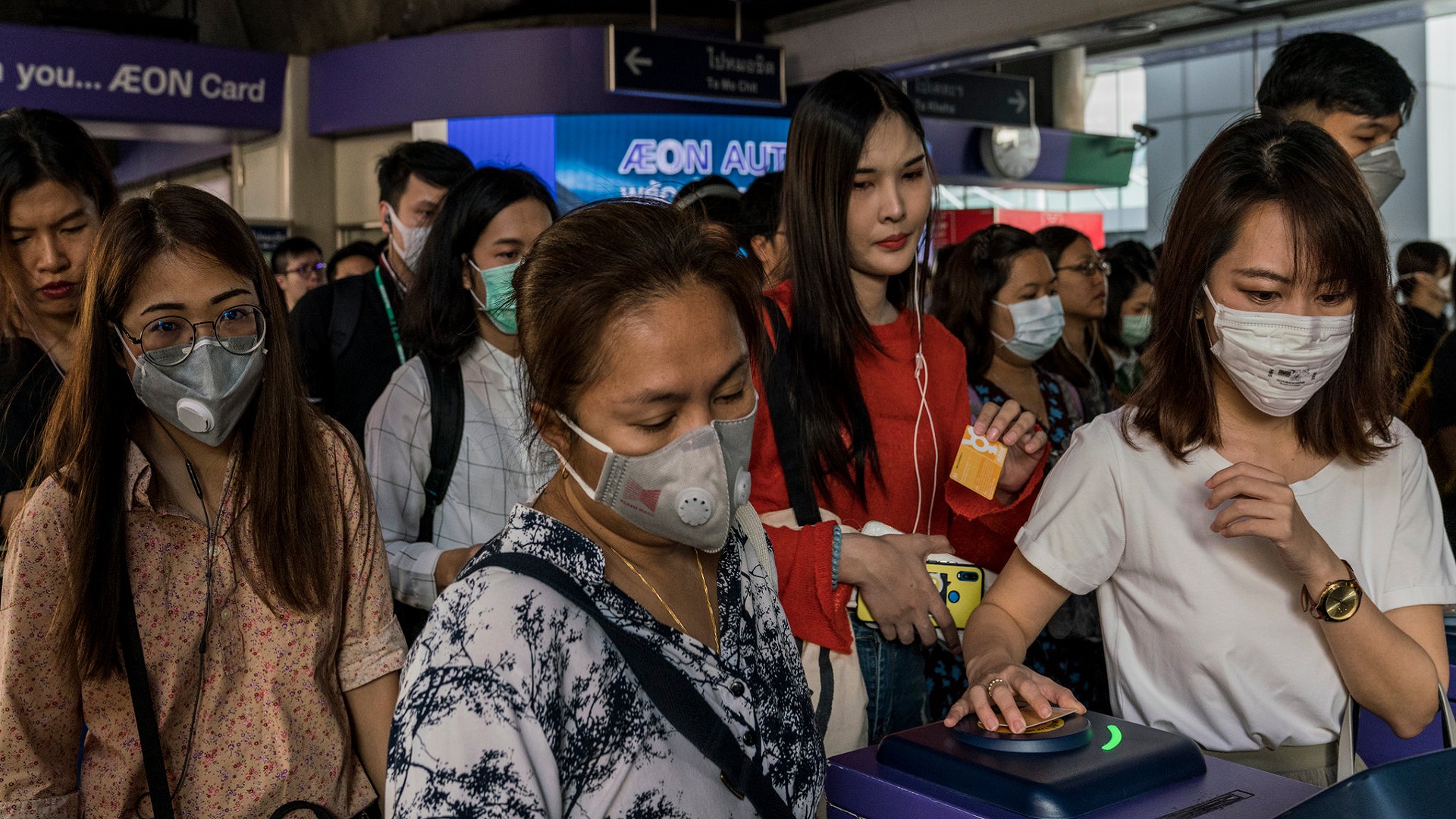 Contaminación obliga cierre de 437 escuelas en Bangkok - habitantes-utilizan-cubrebocas-para-aminorar-respirar-aire-contaminado