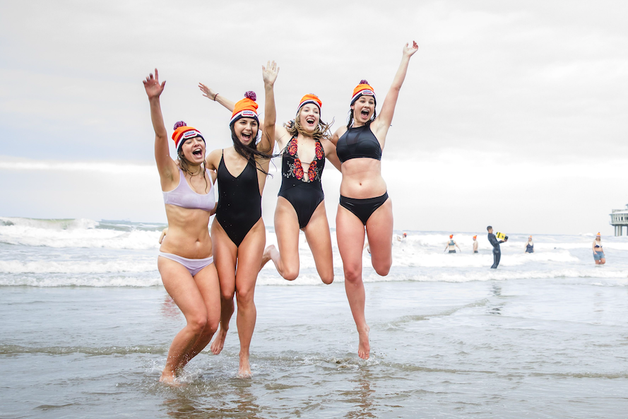 El tradicional baño helado de Año Nuevo en Holanda