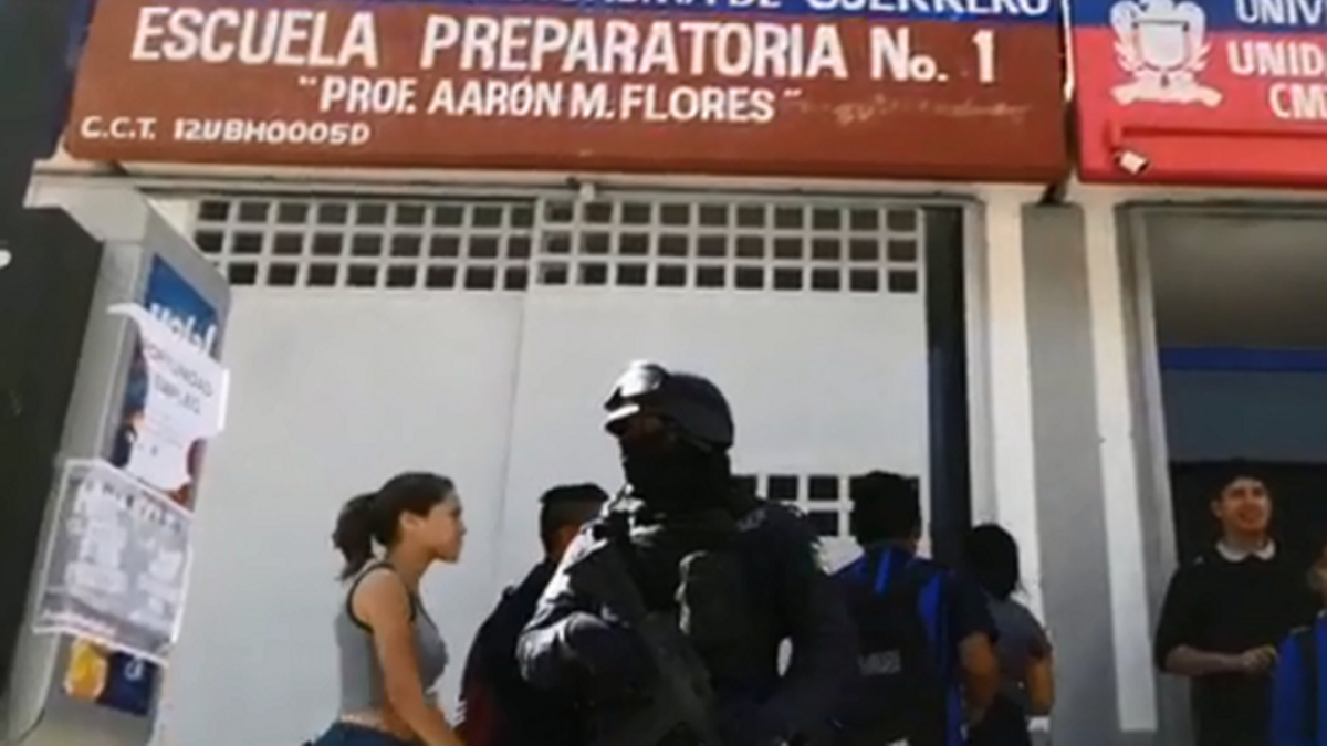 Hombre ingresa armado a preparatoria en Guerrero
