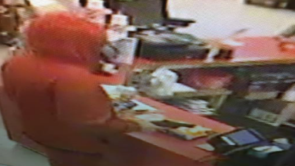 "Cliente" asalta a punta de pistola en gasolinera de San Marcos - hombre-buscado-de-asaltar-en-gasolinera