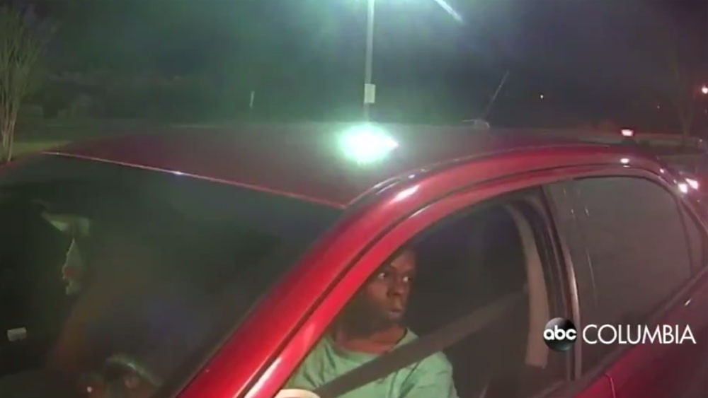 #Video Hombre lanza café caliente a empleada de McDonald’s