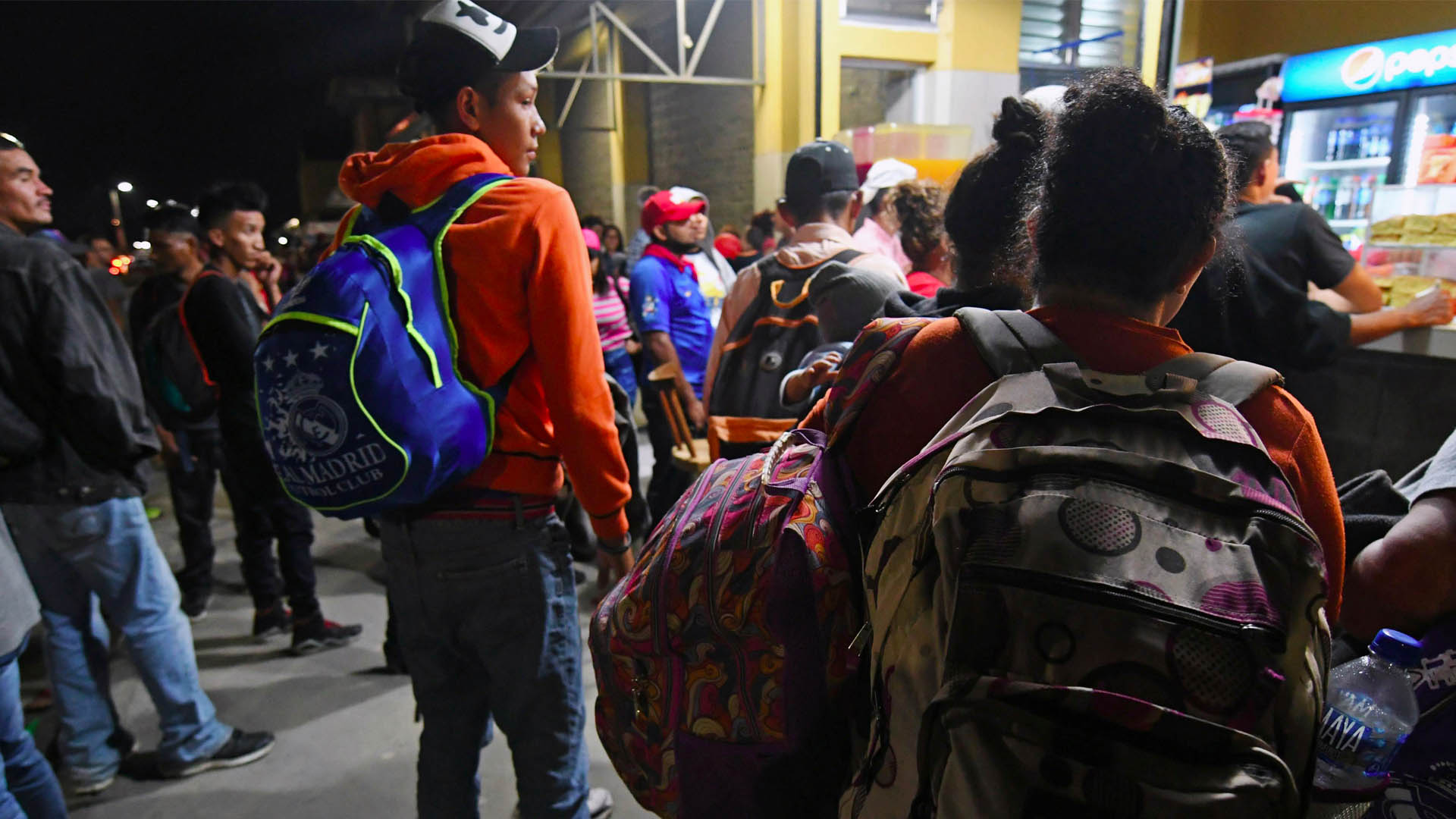 Hondureños comienzan a reunirse para partir en nueva caravana migrante