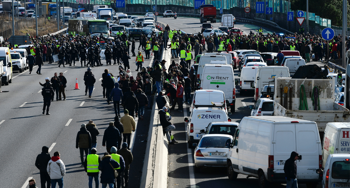 Taxistas votan por suspender o mantener huelga en España contra Uber