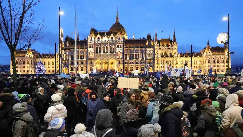 Miles protestan en Hungría contra medidas del primer ministro