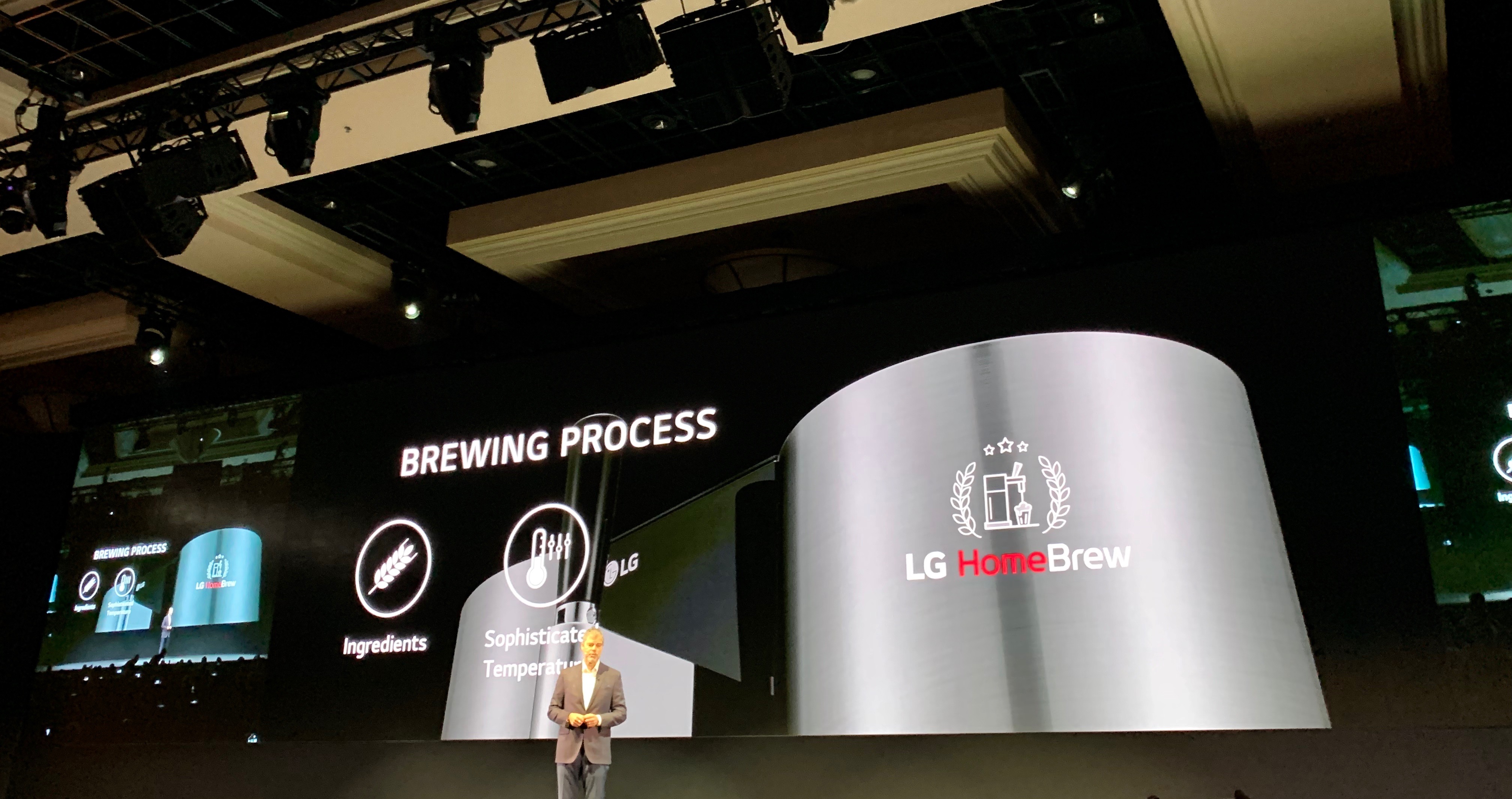 Presentan máquina para elaborar cerveza artesanal en casa