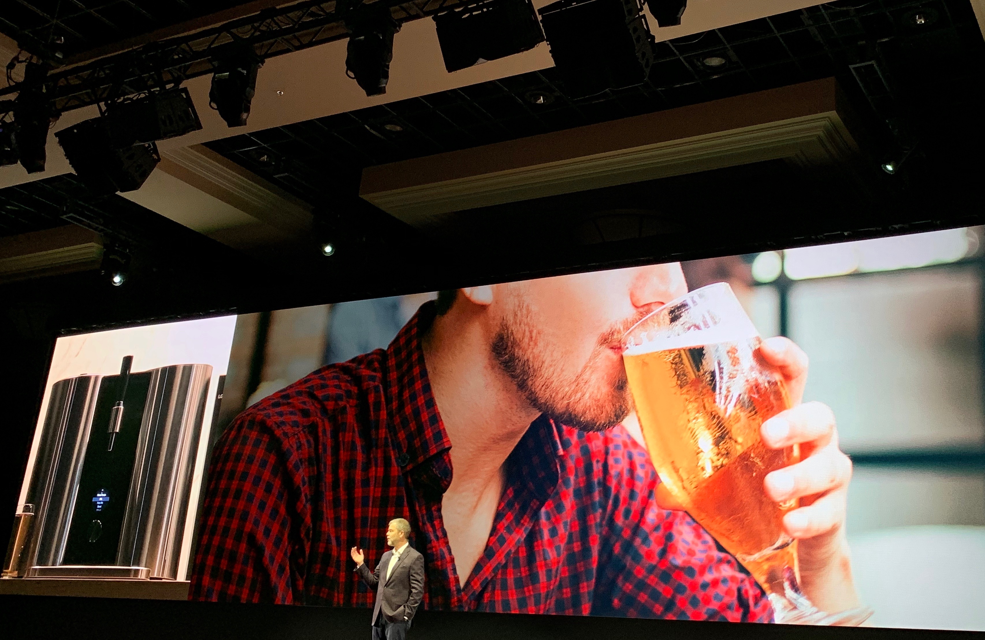 Presentan máquina para elaborar cerveza artesanal en casa - img-0095