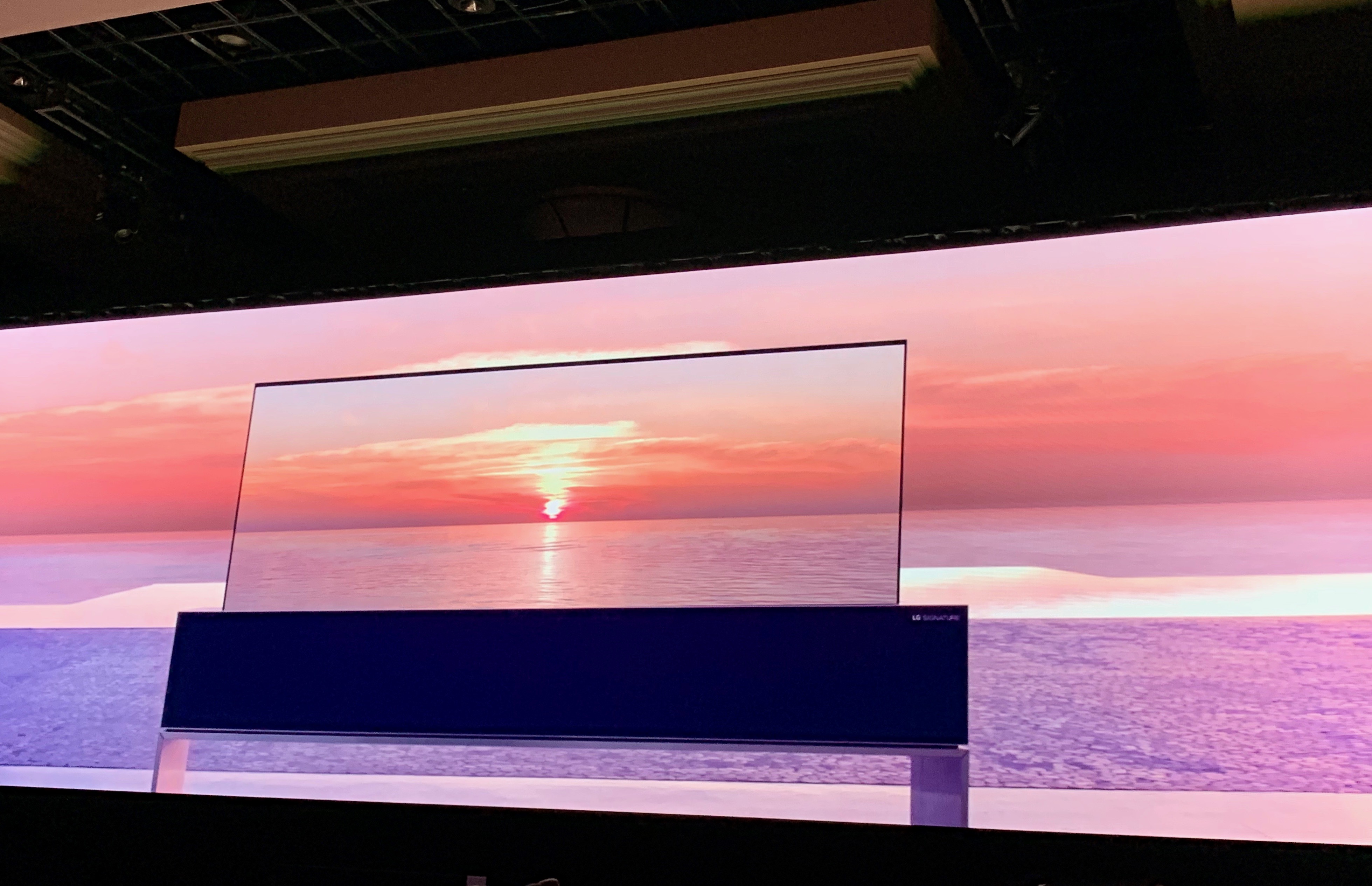 LG lanza el primer televisor OLED enrollable del mercado