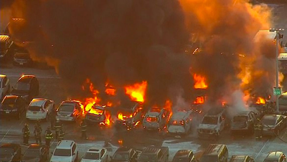 Incendio en estacionamiento de aeropuerto de Newark