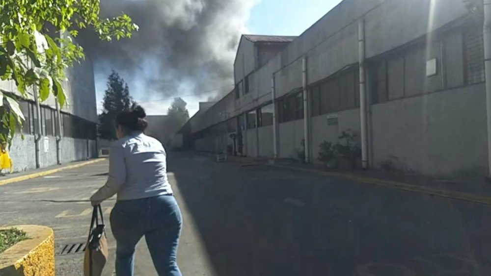 Bomberos contienen incendio en fábrica de estopa en la GAM