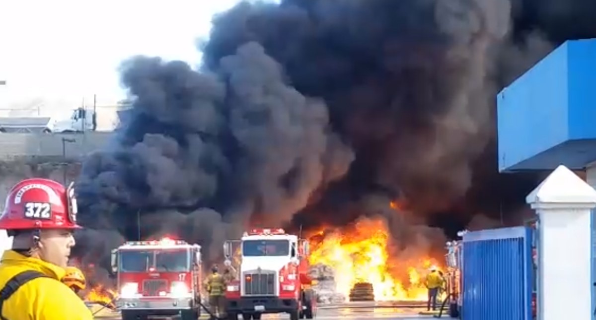 Bomberos de Tijuana atienden fuerte incendio - incendio-minas-de-gasjp
