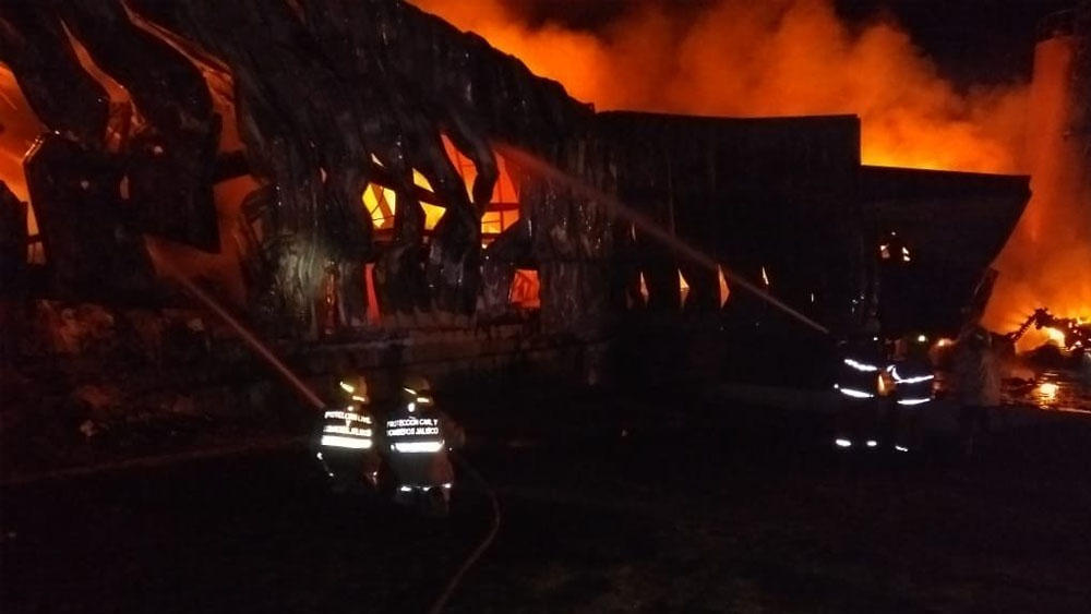 Incendio en nave industrial de Jalisco
