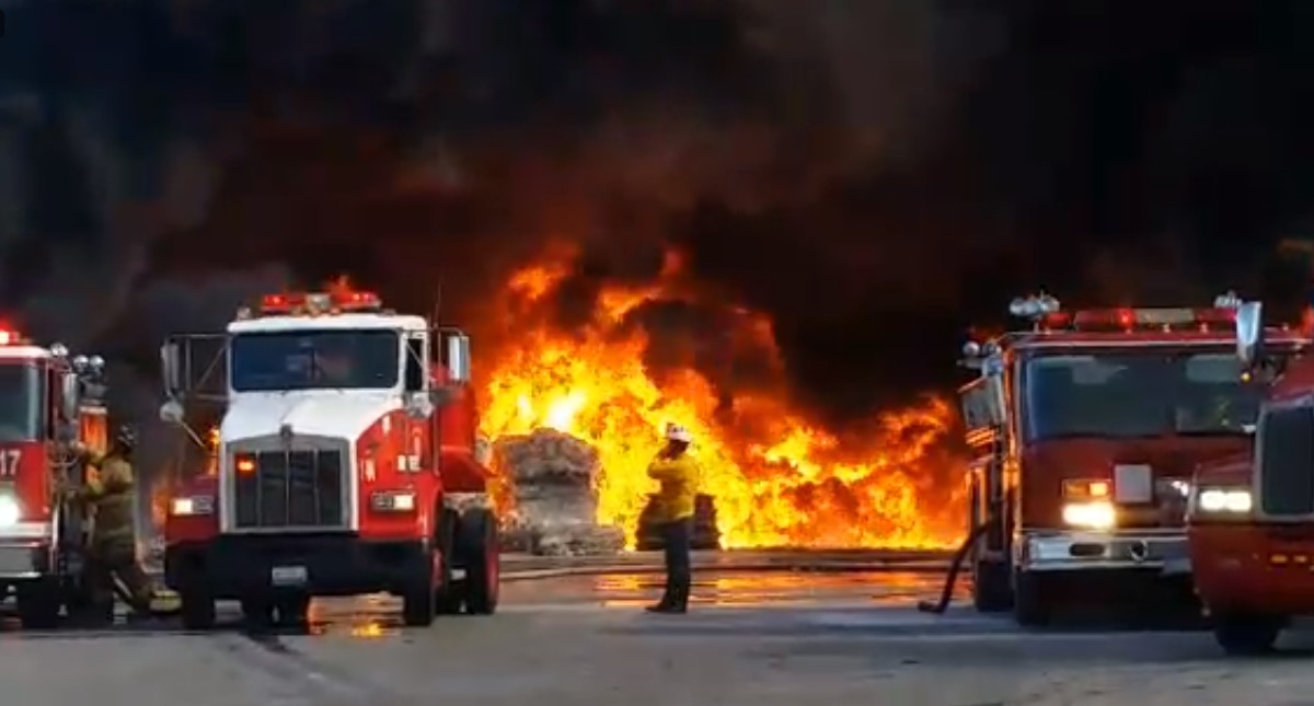 Bomberos de Tijuana atienden fuerte incendio