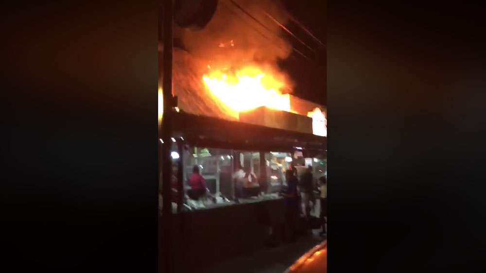 Incendio consume restaurante en Veracruz