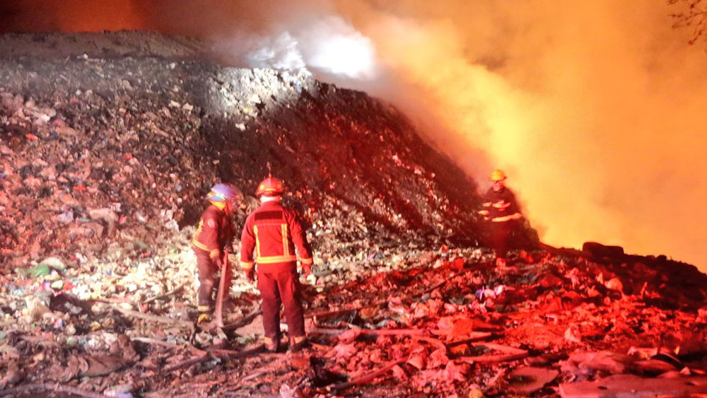 Bomberos buscan sofocar incendio en basurero de Zapopan