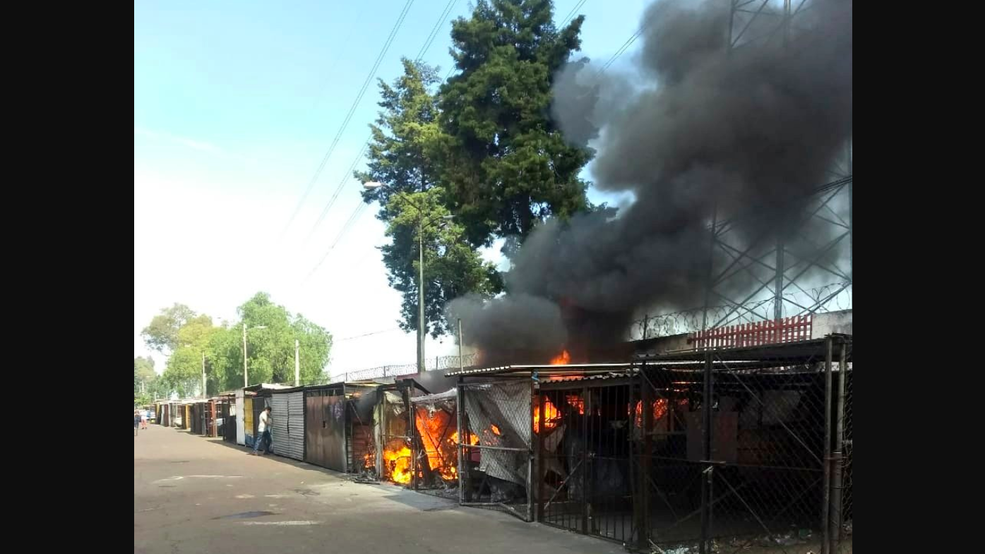 Incendio consume vehículo abandonado en GAM
