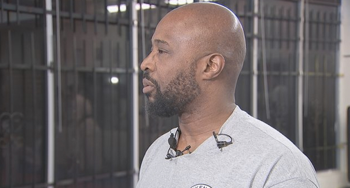 Hombre intenta a atacar a mujer pero es detenido por instructor de karate - instructor-de-karate