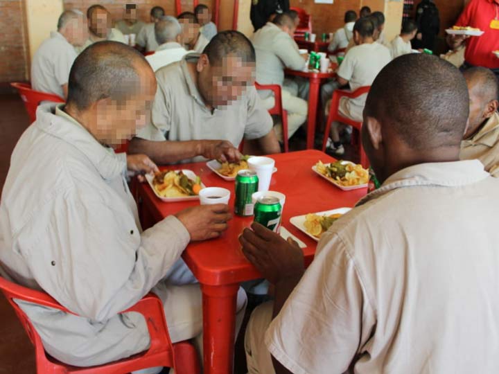 Convivio de fin de año con internos del Cevarepsi que no reciben visitas - internos-ano-nuevo-2